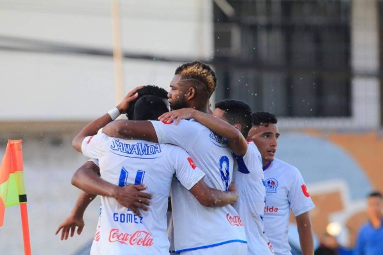 La celebración de los jugadores del Olimpia tras el gol de Ever Alvarado.