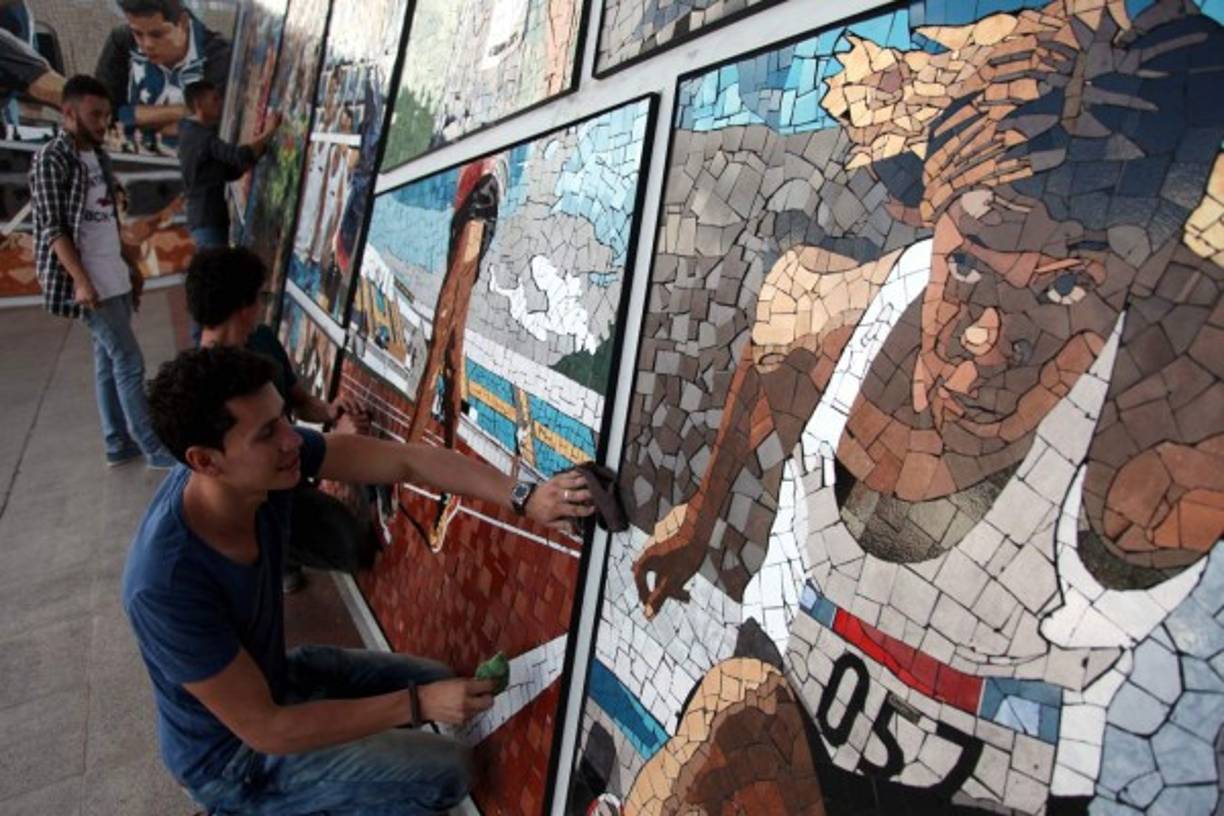 El mural consta de 30 secciones que representan 23 disciplinas deportivas.