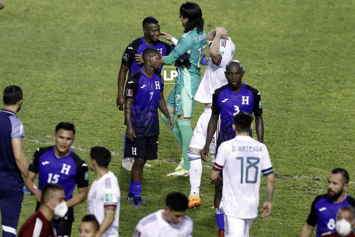 Júnior Lacayo se reencontró y saludó a Carlos Acevedo, portero del Santos Laguna de México.