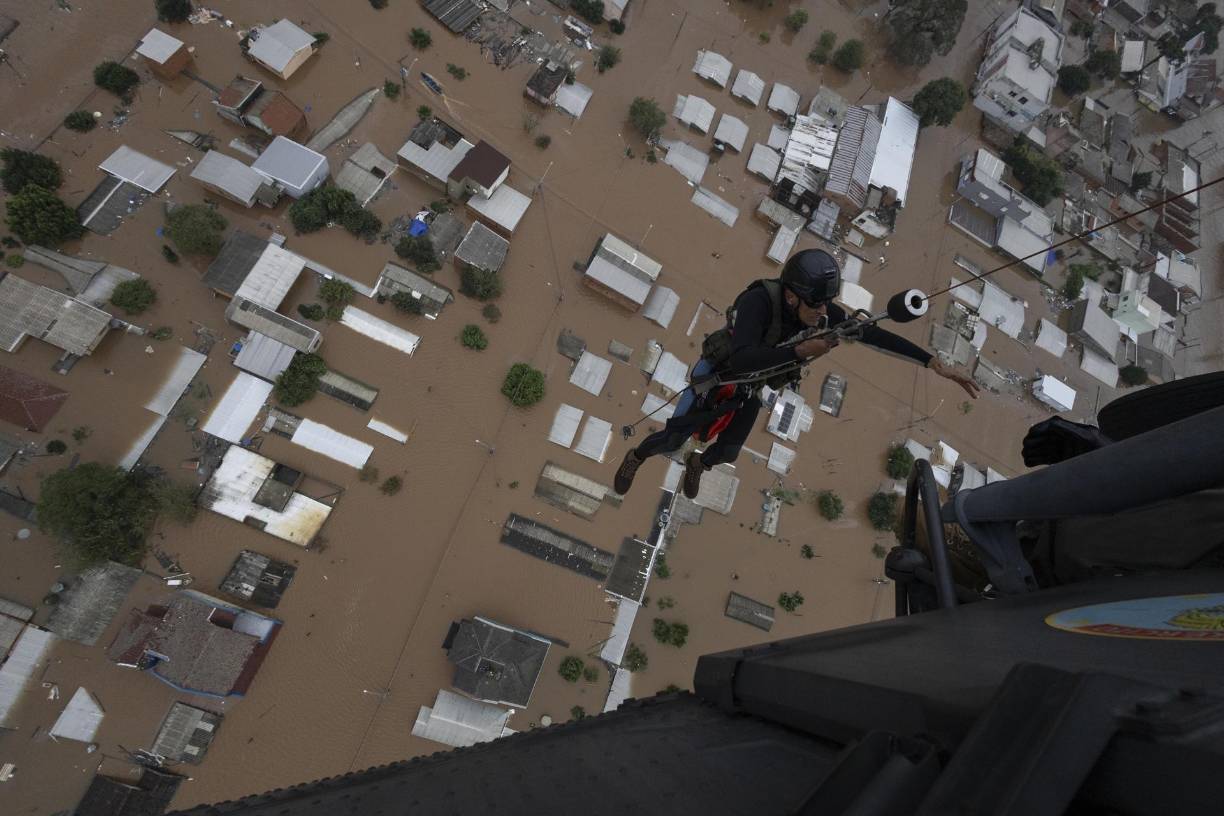 La emergencia en <b>Brasil</b> coincide con la publicación de un informe este miércoles de la Organización Meteorológica Mundial (OMM) que destaca un récord de peligros climáticos en Latinoamérica y el Caribe en 2023 producto del fenómeno de El Niño y los efectos del calentamiento global por influencia de la actividad humana. 