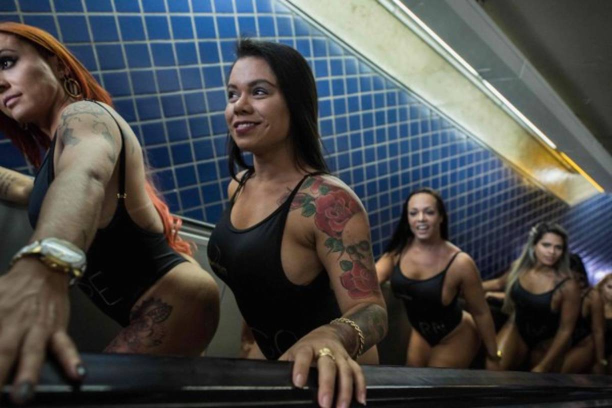 Las candidatas a 'Miss Bumbum' suben las escaleras en el metro de Brasil.