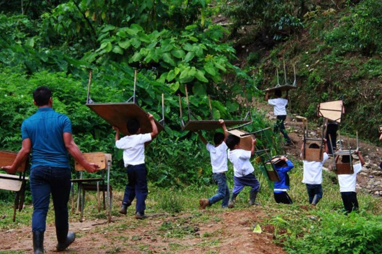 El Presidente Juan Orlando Hernández dijo que con Calderón, quien fue juramentada el lunes 01 de febrero, ya han conversado lineamientos que deben seguir y un nuevo bloque temático para lograr los objetivos de desarrollo sostenible y que los niños obtengan principios, valores y puedan ser los ciudadanos del futuro que necesita Honduras.