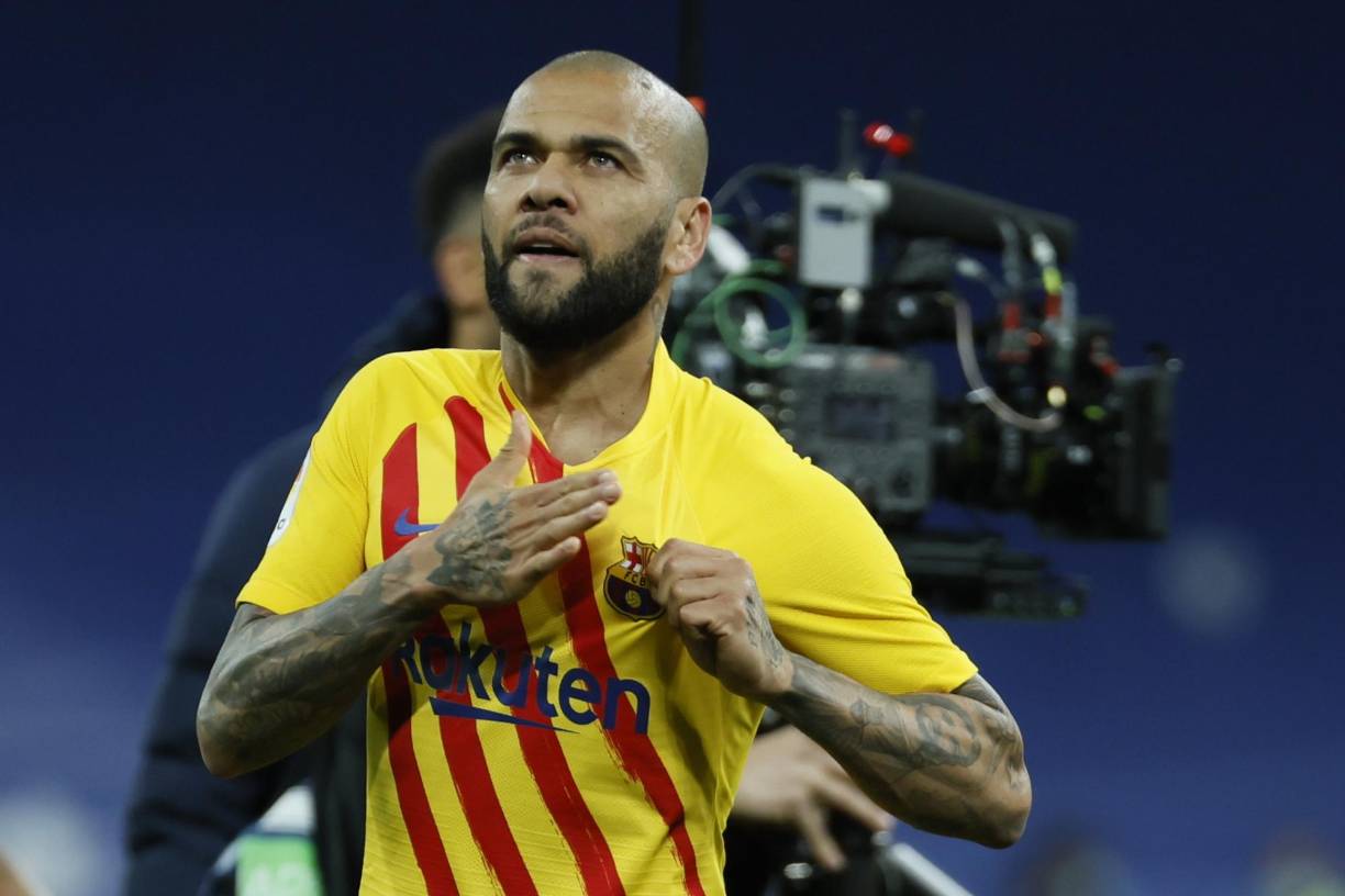 Dani Alves, al final del partido, presumió el escudo del FC Barcelona en el Santiago Bernabéu.