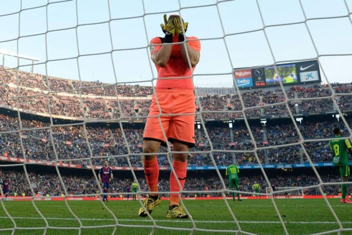 El portero del Eibar, Marko Dmitrović, se lamenta tras los cinco goles que encajó ante el Barcelona.