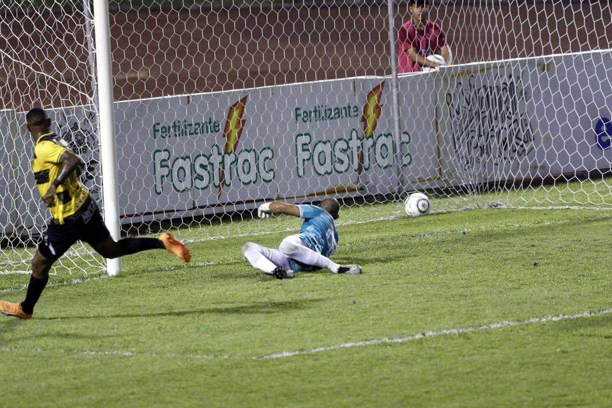 El panameño Carlos Small venciendo al portero del Vida, José Mario Valdez, para marcar el 1-0 del Real España.