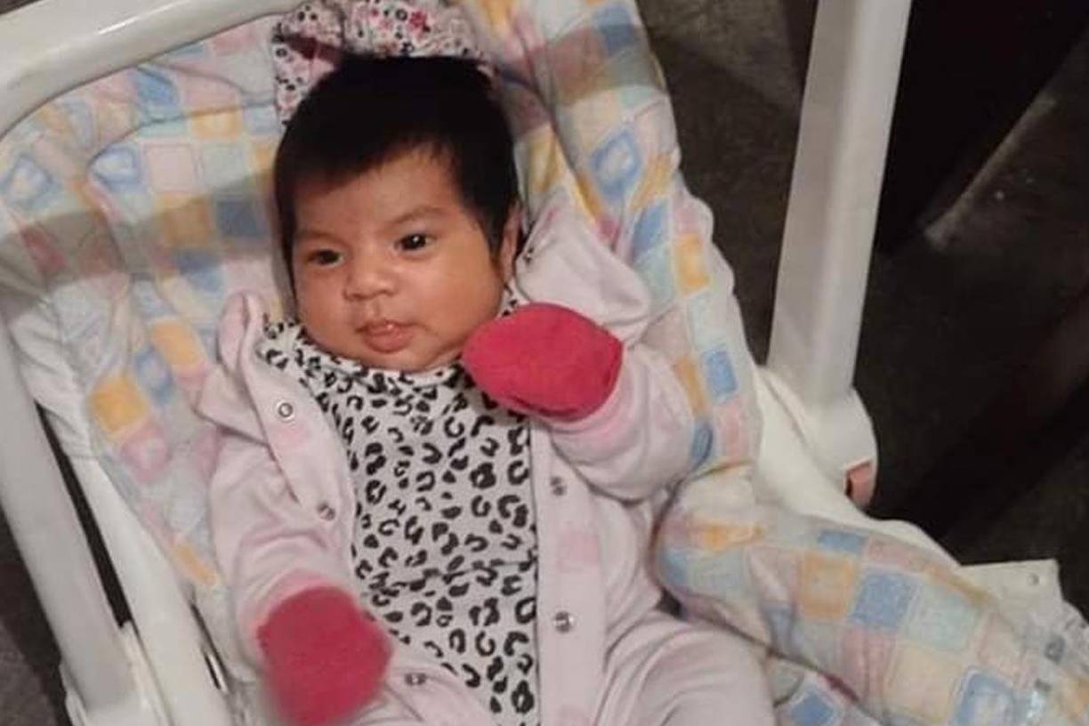 Con el paso de las horas y no comunicarse con su familia, se interpuso denuncia penal y fue hasta hoy que apareció el cuerpo con huellas de violencia en el patio de la vivienda, sin rastro de Mildred, Lía y ni mucho menos la bebe. 