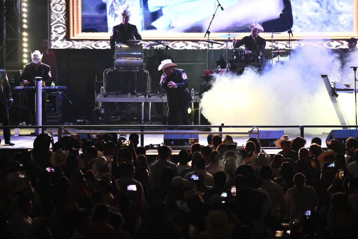 El Trono de México puso a bailar a los sampedranos con sus mayores éxitos. FOTOS: Héctor Edú.