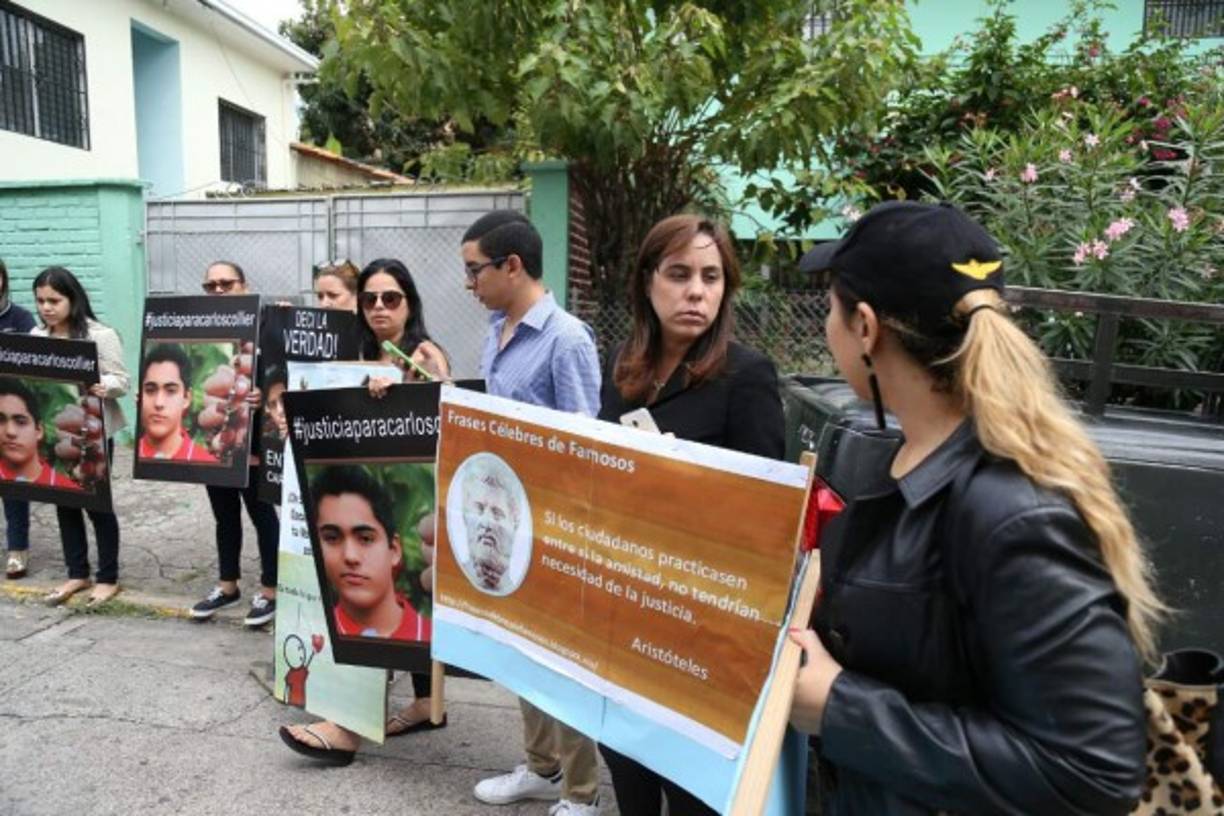 La madre del joven ha aparecido en la mayoría de espacios de comunicación para pedir por justicia para su hijo.