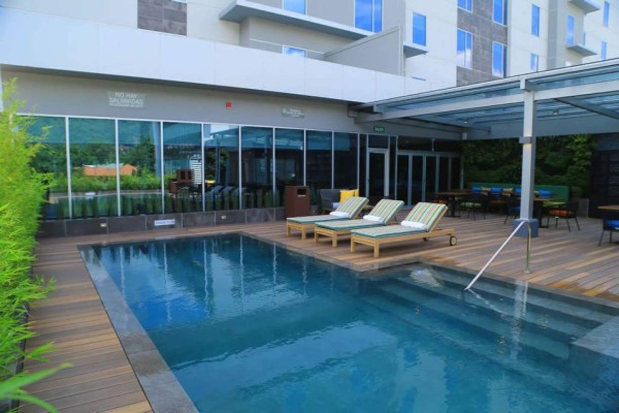 Dentro del hotel también se encuentra el Centro Comercial Ágora, el cual tiene 32 locales con tiendas exclusivas de ropa, zapatos, vinotecas, restaurantes de alta cocina, joyerías, entre otros.