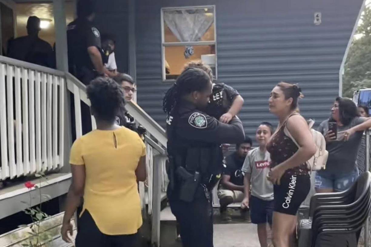 Todo comenzó, según el relato de testigos, cuando Emma Carolina López Navarro (36 años) le arrebató el teléfono móvil a Javier Hernández Orellana (47 años) por una sospecha de infidelidad.