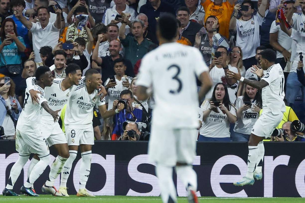 Mbappé festejando su gol con Bellingham, Vinicius y Rodrygo.