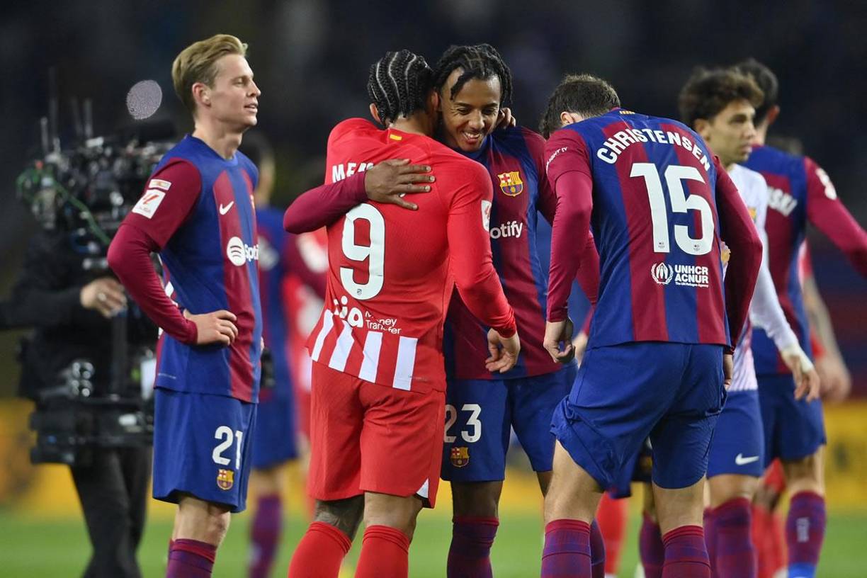 Memphis Depay, exjugador del Barcelona, se abrazó con los futbolistas azulgranas al final del partido.