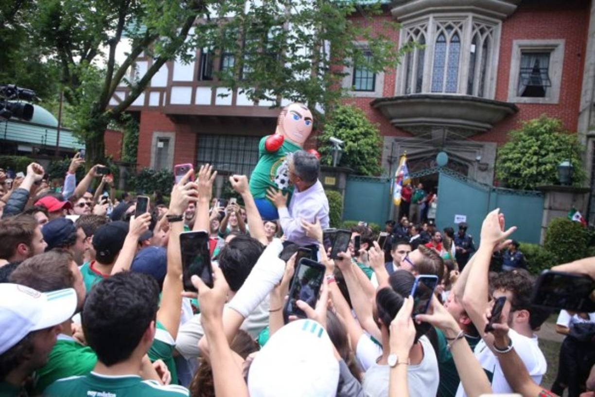 El embajador de Corea Byoung Jin Han es cargado por los mexicanos.