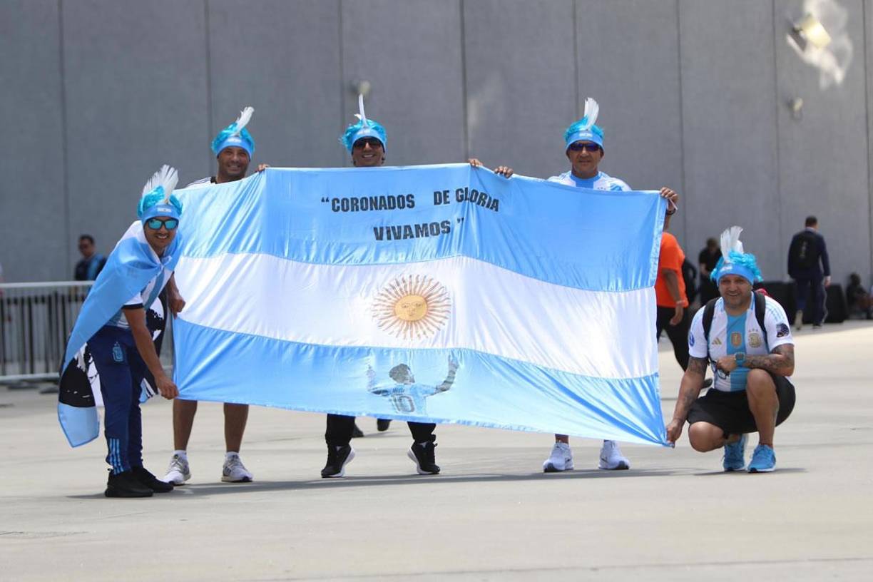 Estos cinco hinchas argentinos llegaron con una enorme bandera de la Albiceleste.