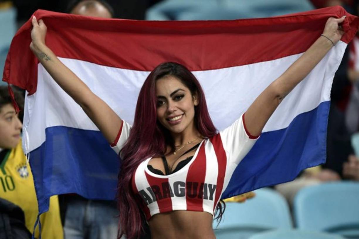 Esta hermosa paraguaya robó suspiros en las gradas del estadio y opacó a Larissa Riquelme con su belleza.