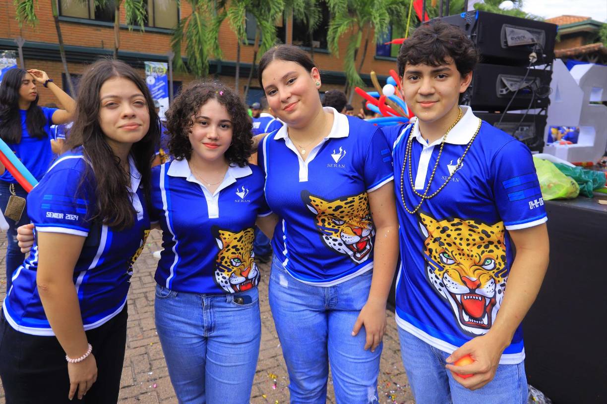 Laura Vallecillo, Dominique Mondragón, Samira Gamero y Carlos Coto
