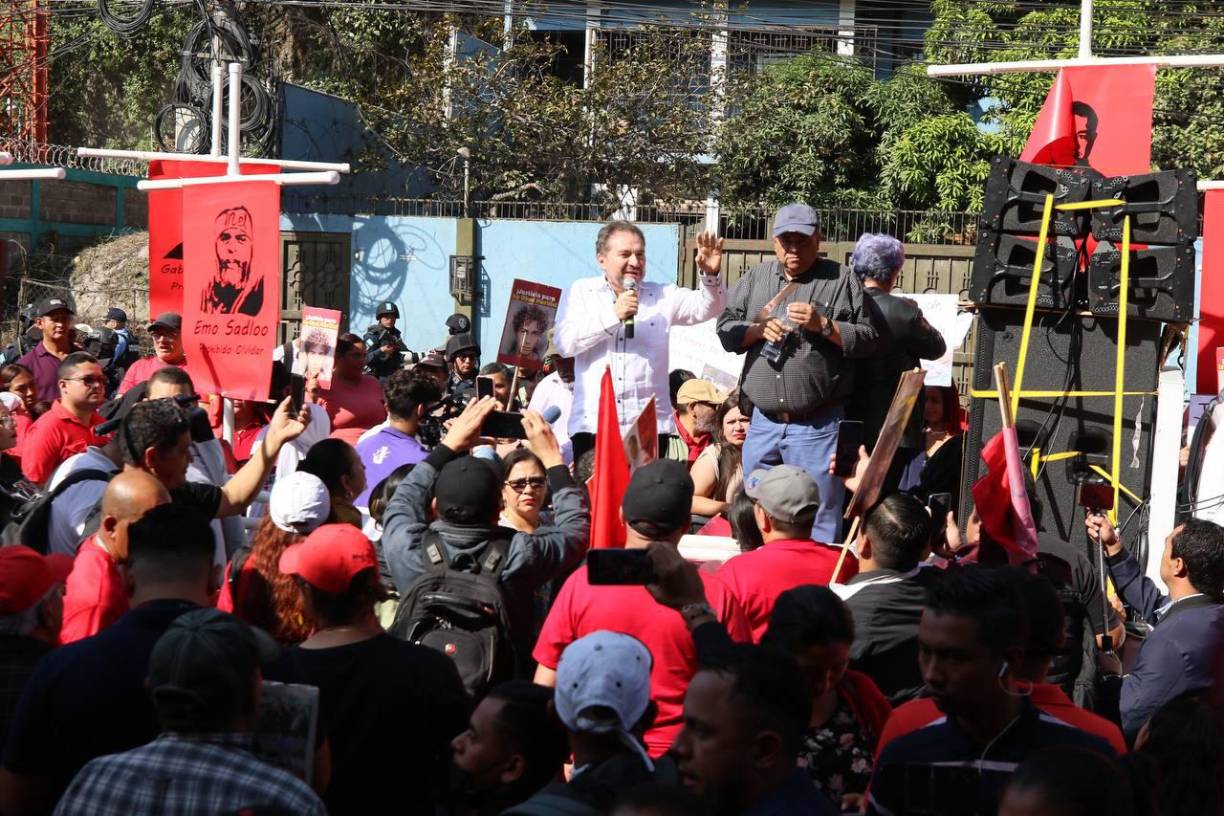 Durante la manifestación, estuvieron presentes figuras como el asesor presidencial Enrique Flores Lanza, el diputado Juan Barahona y otros aspirantes a cargos públicos.