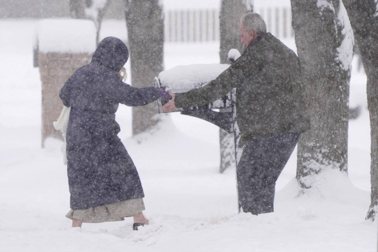 Casi un millón de hogares y negocios estaban sin suministro eléctrico en todo el país, con 724.100 de ellos tan solo en Michigan, indicó poweroutage.us.