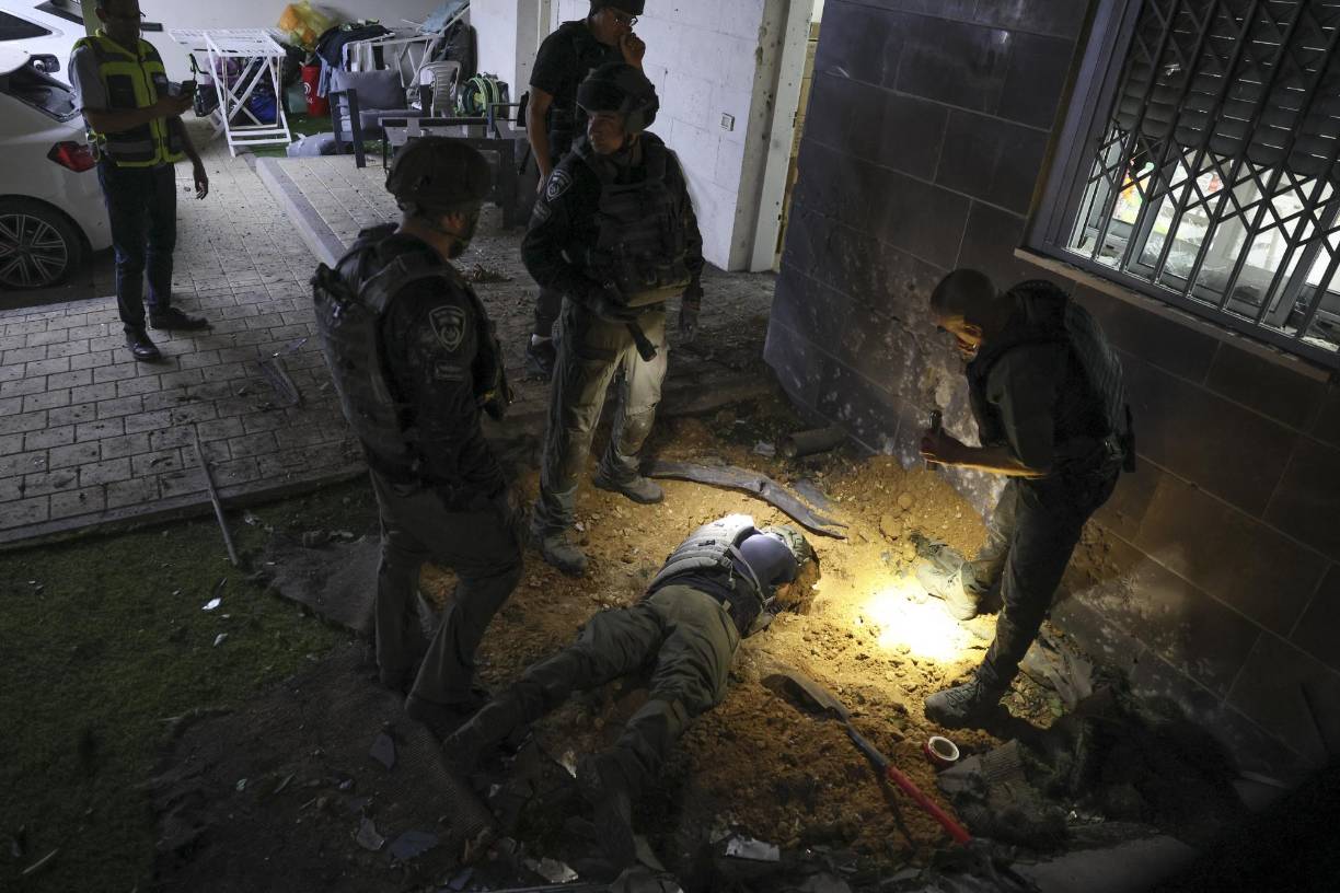 “El enemigo continúa con sus crímenes contra quienes están seguros en sus hogares y pagará el precio por ello”, afirmó hoy en un comunicado la Yihad Islámica, quien prometió venganza por la muerte de Ali Ghali, su hermano y su sobrino; como ya juró hace tres días tras el “asesinato selectivo” de tres de sus líderes en bombardeos israelíes, lo que dio pie a esta nueva escalada bélica.