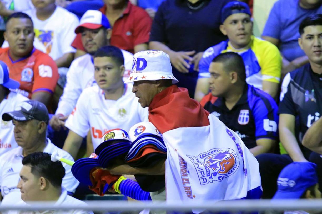 Un vendedor de de gorros del Olimpia en el Micheletti.