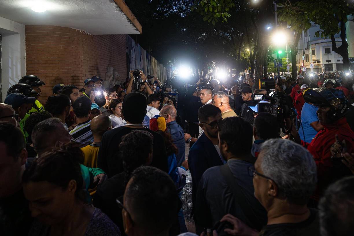 Los motorizados llegaron un céntrico liceo de la capital, a escaso metros de la Fiscalía General, para “amedrentar” a los opositores, según una ONG local.