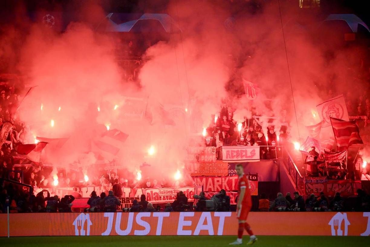 Los ultras del PSG pusieron el ambiente en el Parque de los Príncipes con bengalas.