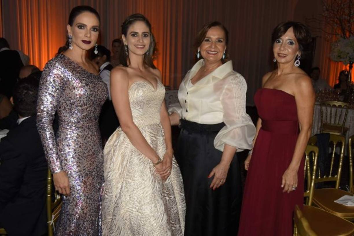 Vanessa, Ana María y Lourdes Guillén con Patricia Flores.