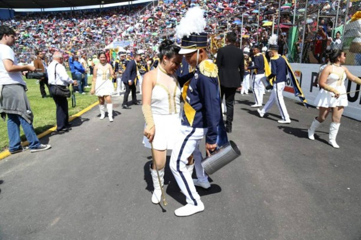 Este par de estudiantes tuvo tiempo para bailar y festejar a lo grande el cumpleaños de la Patria.
