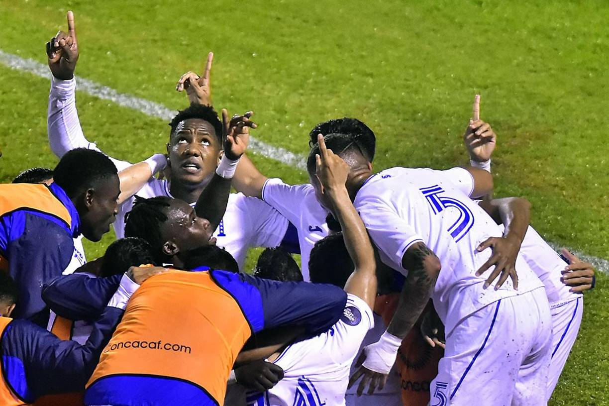 Los jugadores de la Selección de Honduras celebrando el gol de Kevin López.