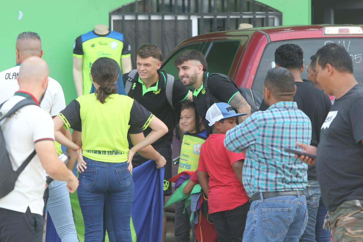 Los fanáticos aprovecharon para tomarse fotografías en la previa del encuentro.