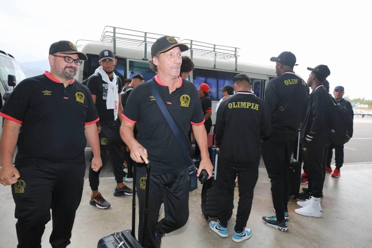 En su llegada al aereopuerto, Pedro Troglio, no brindó declaraciones a los medios de comunicación,