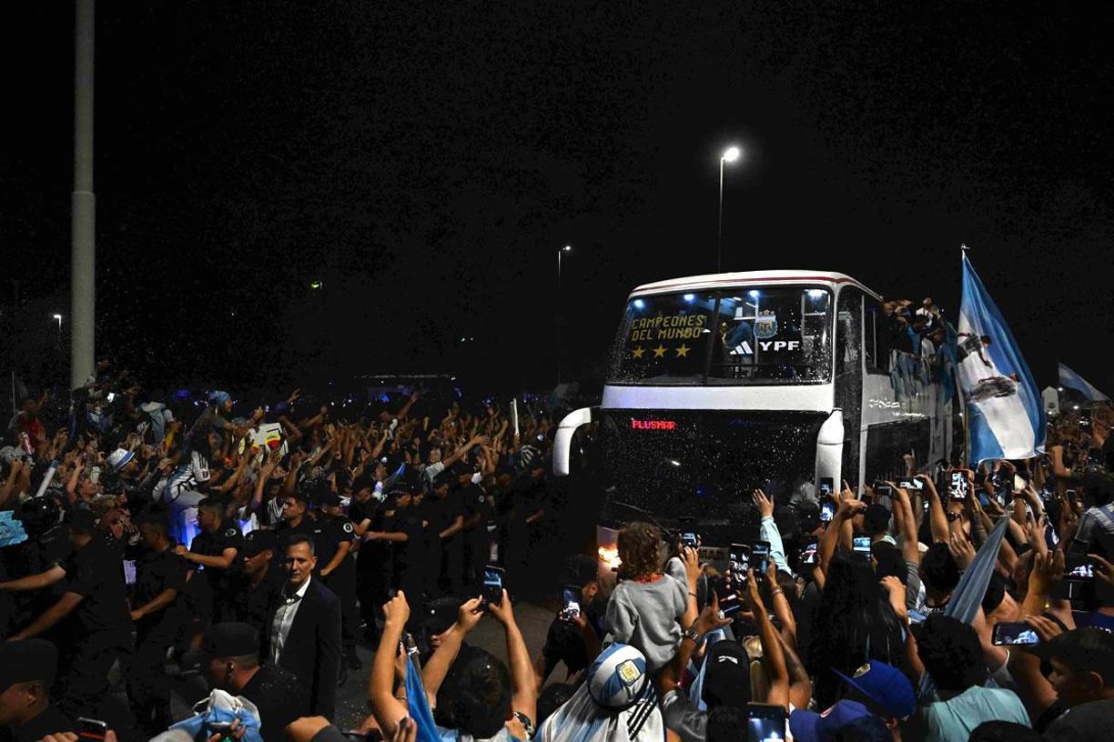 Pese a la hora, una multitud se congregó al borde de la carretera y dificultó el avance del autobús, que tardó una hora y cuarto en recorrer los tres kilómetros entre el aeropuerto y el predio de la AFA.