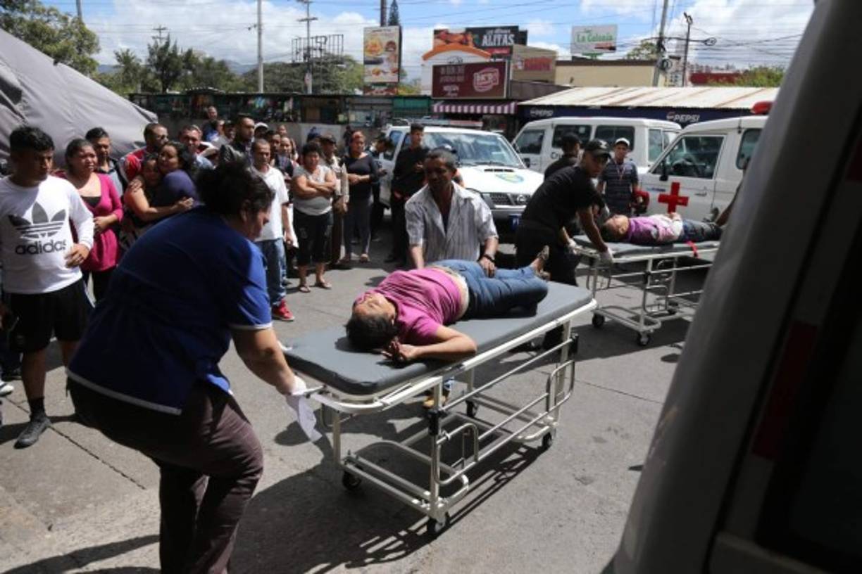 La llegada de los heridos hizo colapsar la emergencia del Hospital Escuela, por lo que se habilitó un 'hospitalito' a las afueras para brindar información a los familiares.