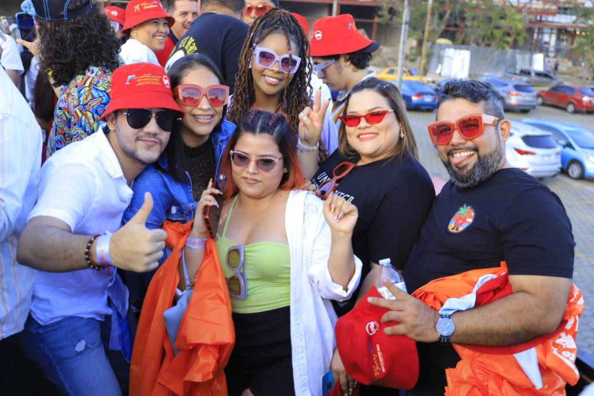 Fans enloquecen con el Party Bus de Bad Bunny