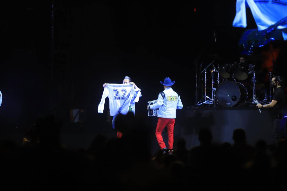 Los Tigres del Norte agradecieron el gesto y presumieron su camisa. 