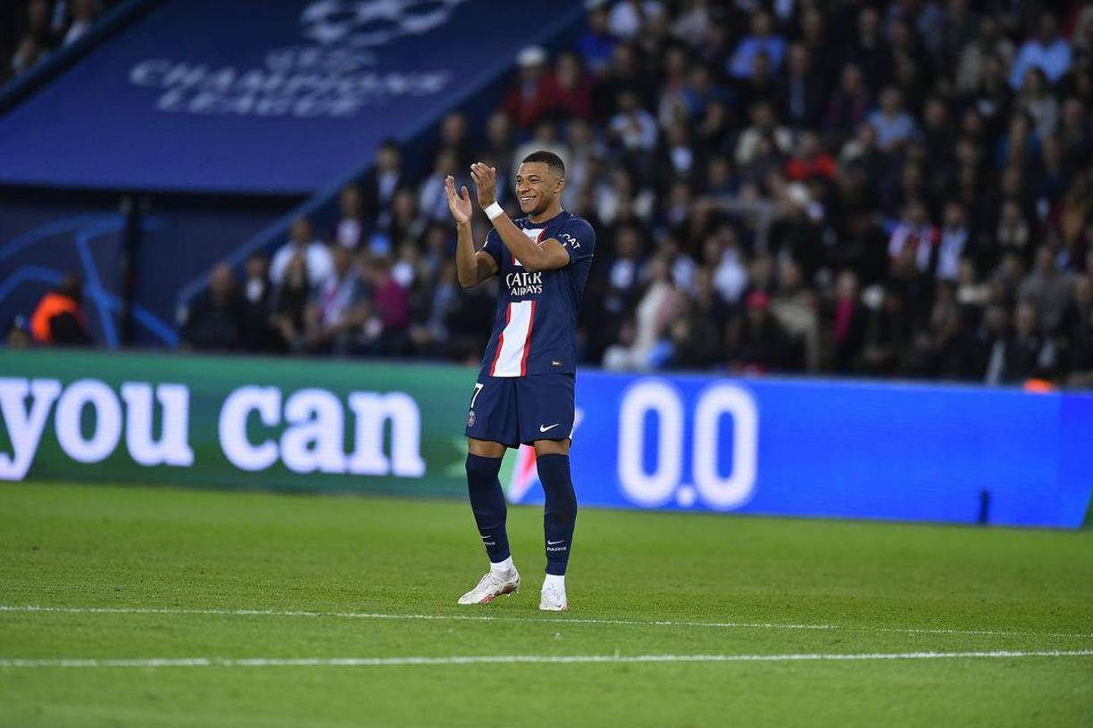 Del lado del club, la preferencia era convencer al jugador de renovar, pero la negativa de Mbappé había activado una estrategia de presión contra el jugador, manteniéndolo apartado del grupo principal, y tajantes declaraciones por parte del presidente, Nasser Al-Khelaïfi.