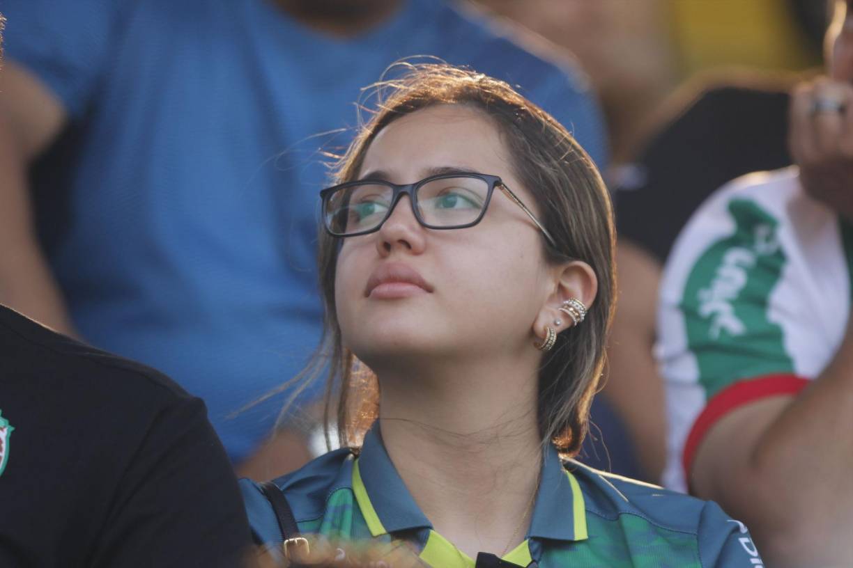 Una hermosa aficionada presente en el Estadio Humberto Micheletti.