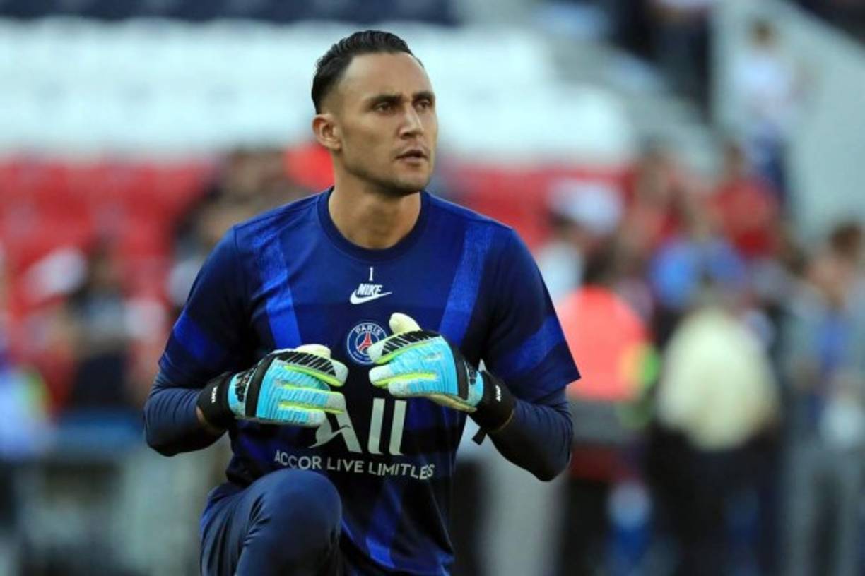 El portero rico Keylor Navas en el calentamiento antes del inicio del juego. Arrancó de titular en el Parque de los Príncipes.