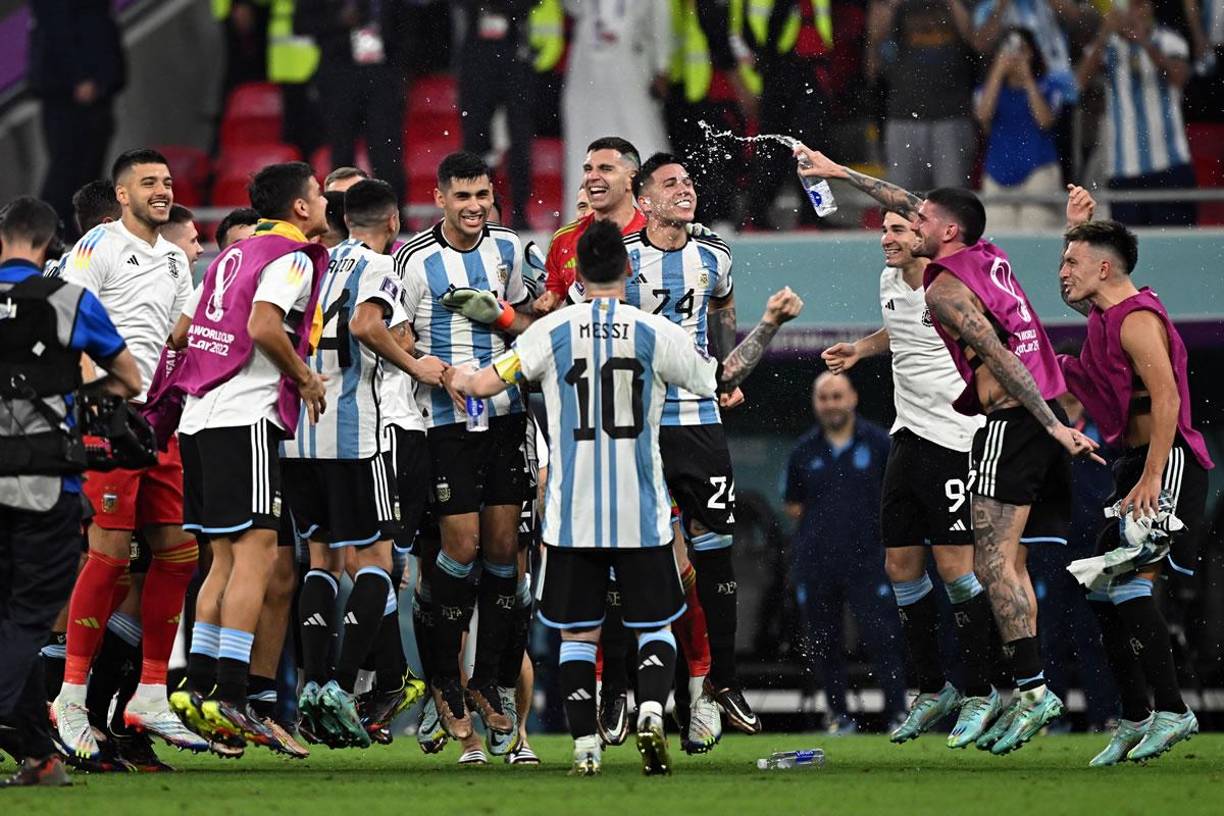 Los jugadores de la Selección Argentina celebrando la victoria y clasificación a cuartos de final del Mundial de Qatar 2022.