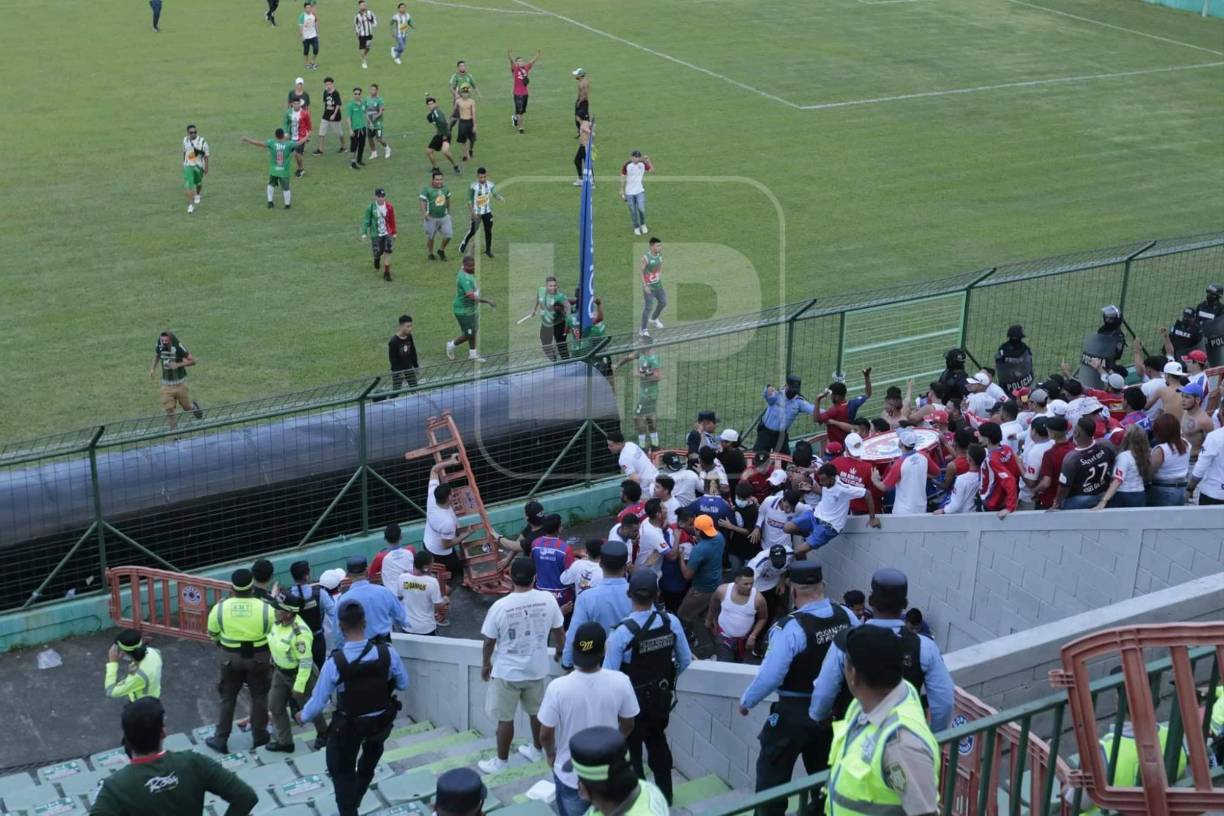 Las barras del Marathón y Olimpia buscaron armas el zafarrancho en el estadio Yankel Rosenthal pero la Policía Nacional pudo actuar en el momento preciso.