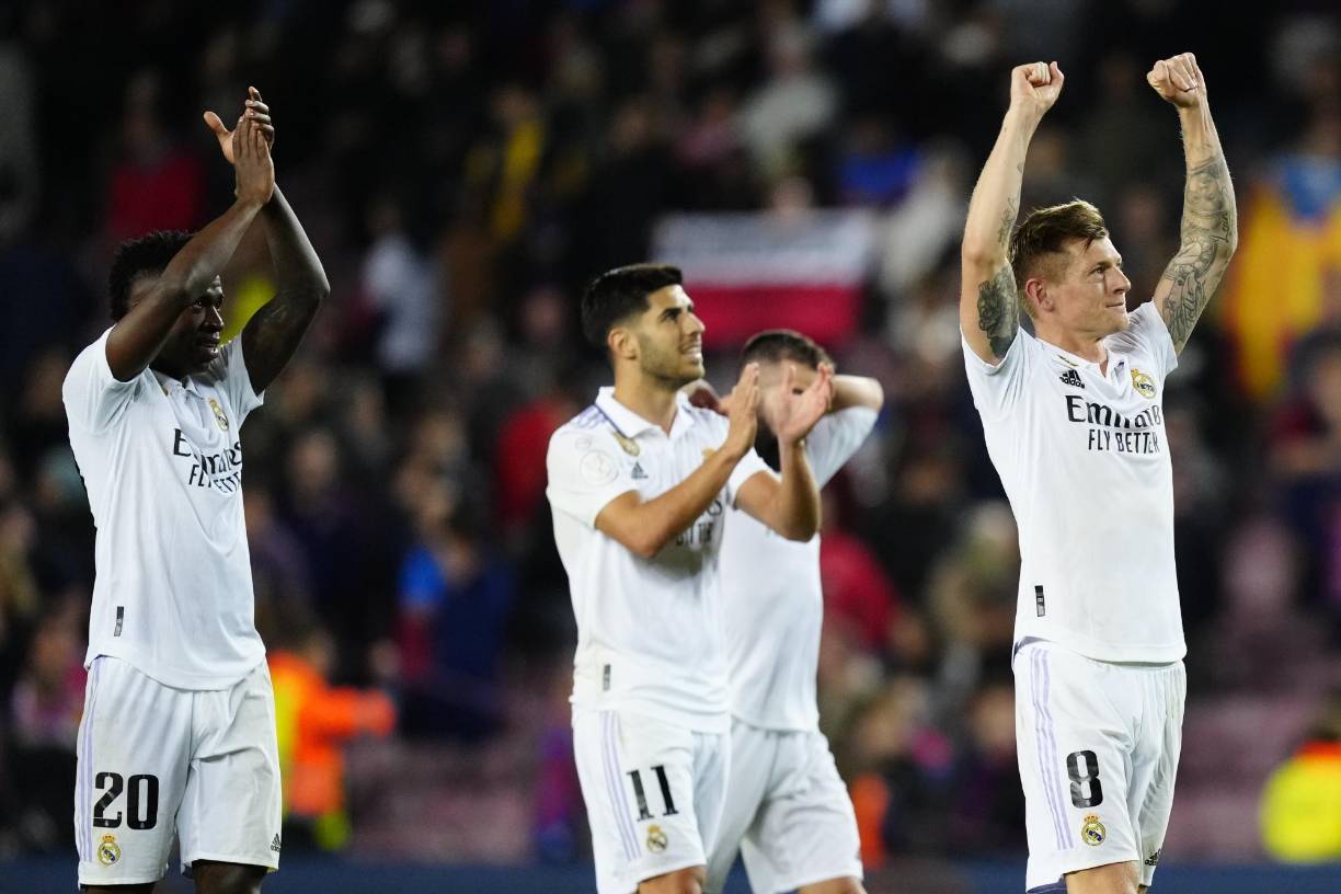 Vinicius, Asencio, Benzema y Kroos lideraron los festejos de los jugadores del Real Madrid en el estadio Camp Nou tras el pase a la gran final de la Copa del Rey.