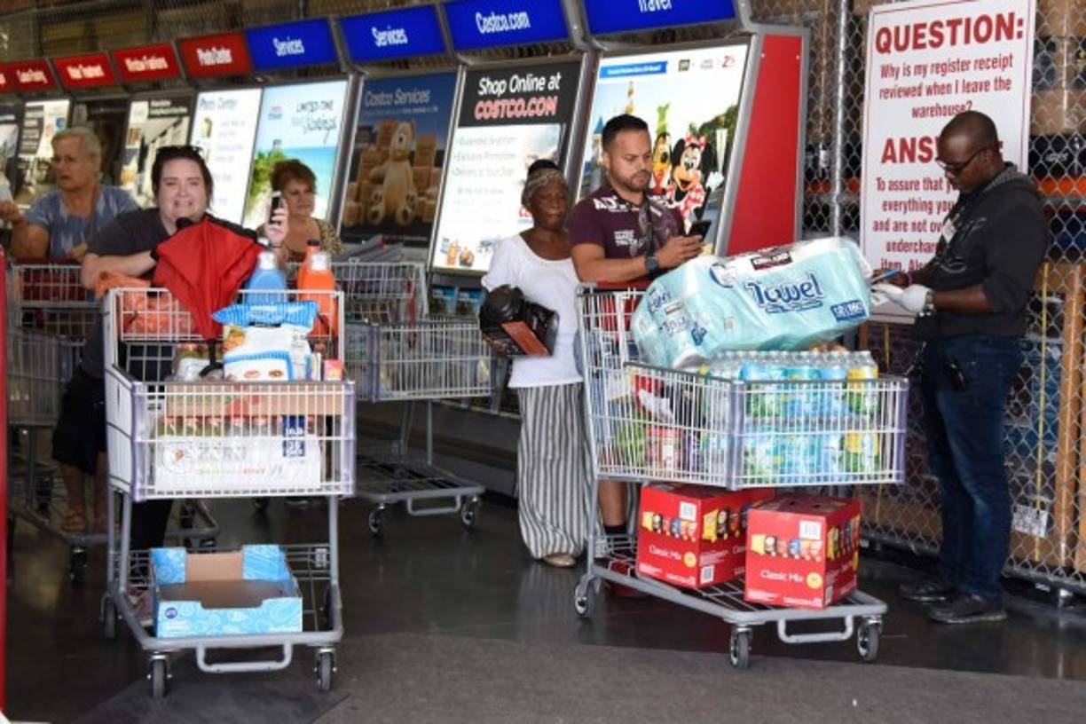 Los residentes del sur de la Florida comenzaron a hacer los preparativos para hacer frente al huracán Dorian, que se prevé toque tierra como un peligroso ciclón de categoría 4 este domingo por la noche.