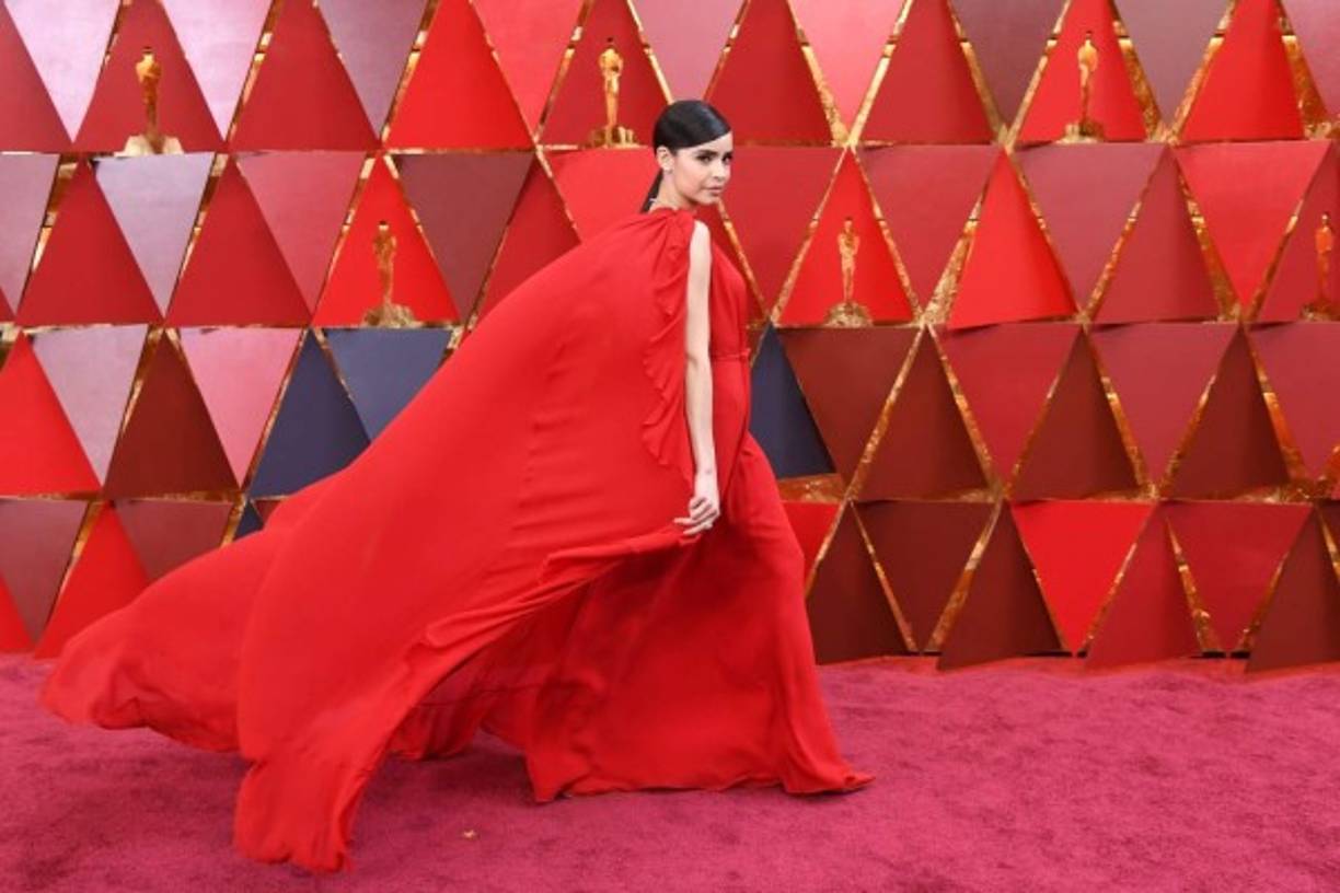 La cantante y actriz Sofia Carson llegó a la alfombra con un vestido que sobresalía más su enorme capa.