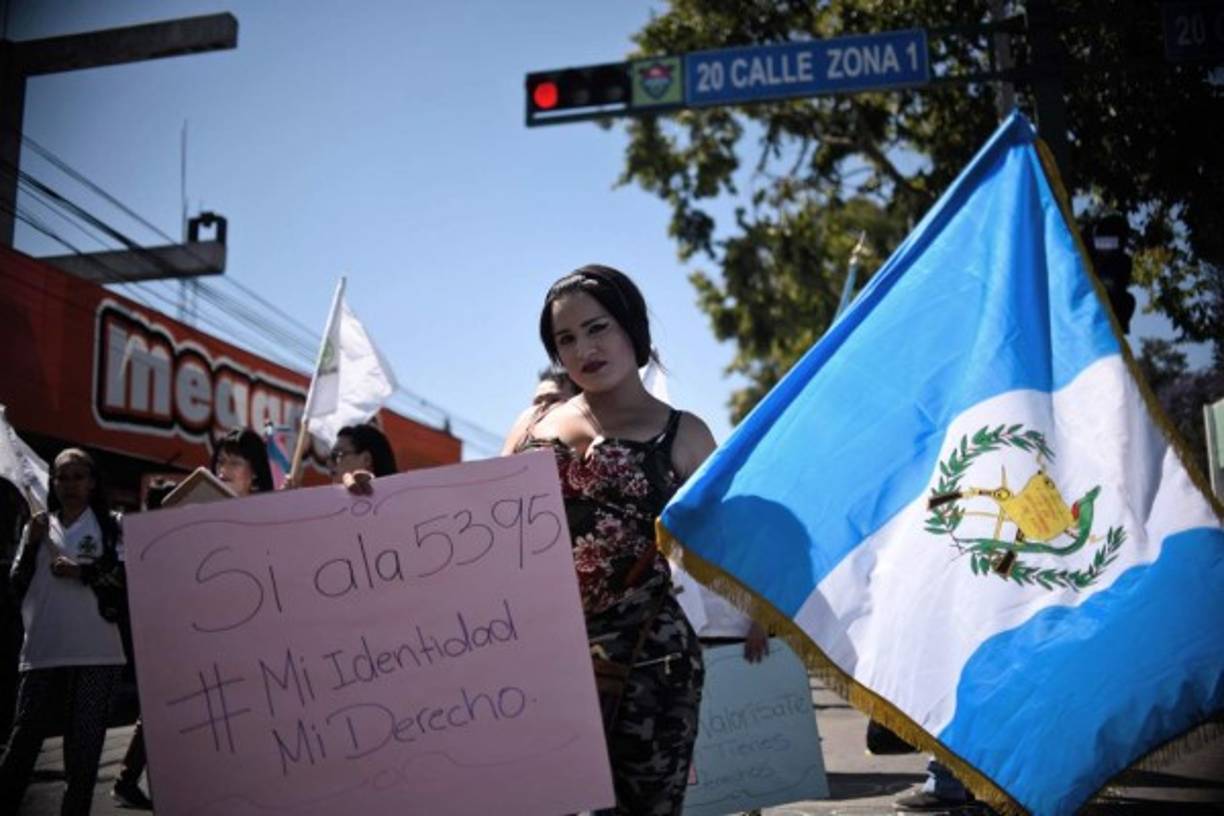 Consignas como 'vivas nos queremos', 'la educación es un derecho, no un favor', 'no más muertes maternas' y 'alto a la violencia machista' se escucharon durante el trayecto.<br/><br/>La Fiscalía registró 45.975 denuncias por delitos de violencia contra las mujeres, además de 813 homicidios durante 2017.