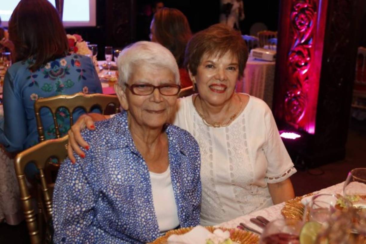 Carmen Bahr y Nilda Gavidia.