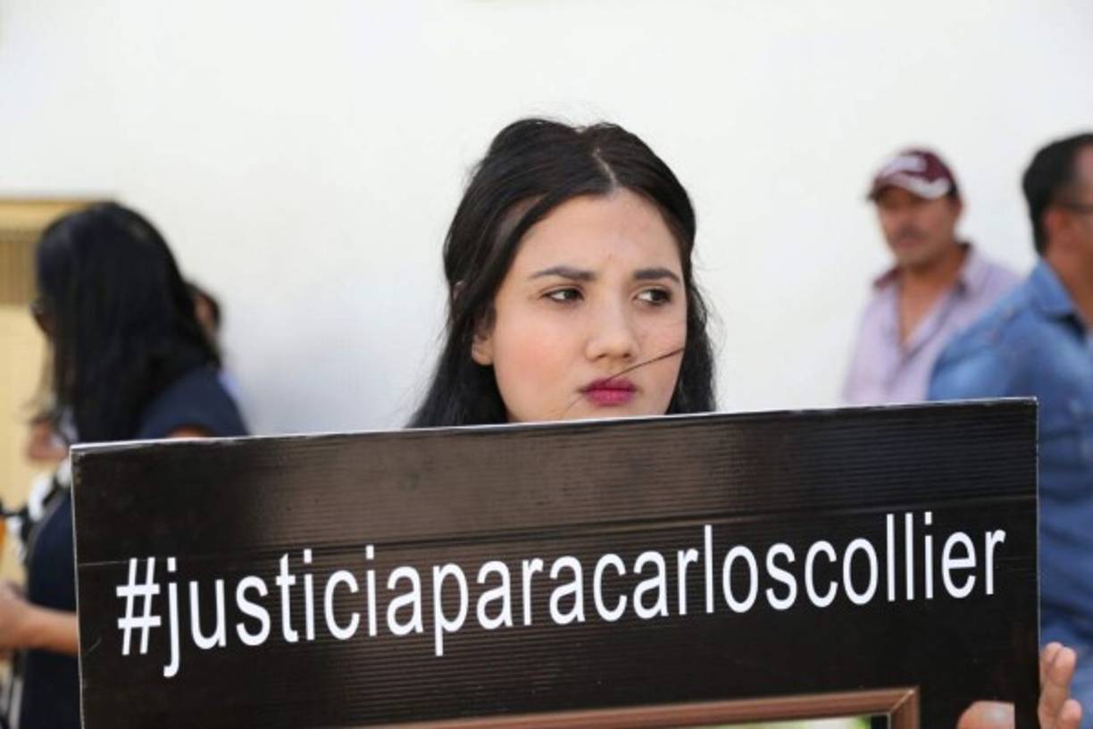 Una joven pide justicia para el joven Carlos Collier.