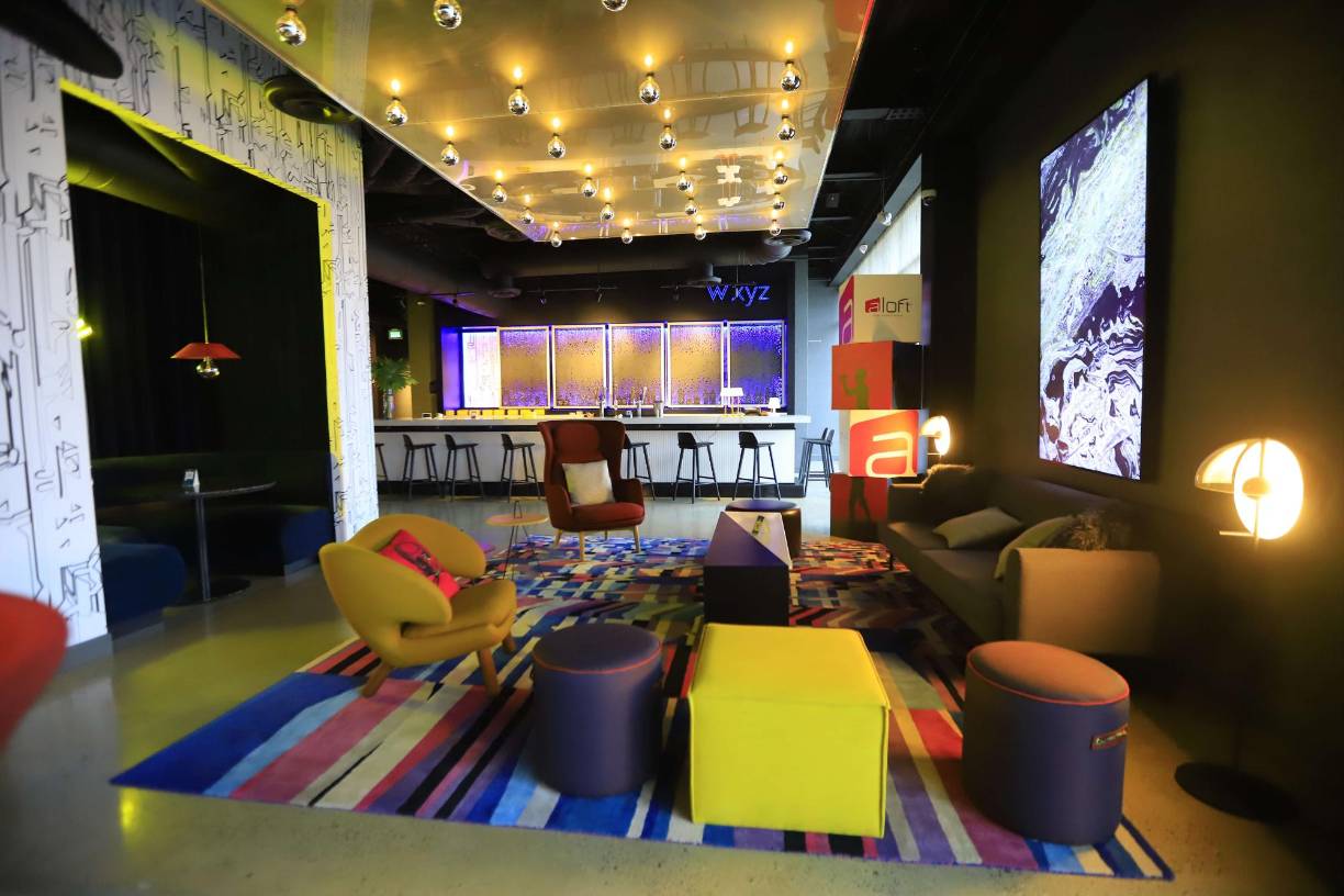 En el bar WXYZ los huéspedes se adentran a un ambiente contemporáneo, mientras saborean creaciones de mixología inéditas.