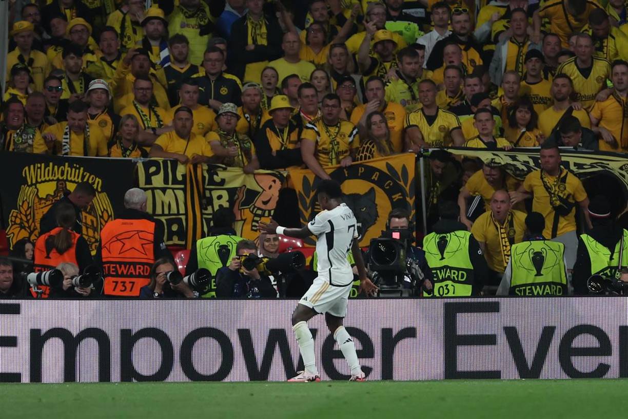 El crack brasileño celebró frente a la afición del Borussia Dortmund con un baile.