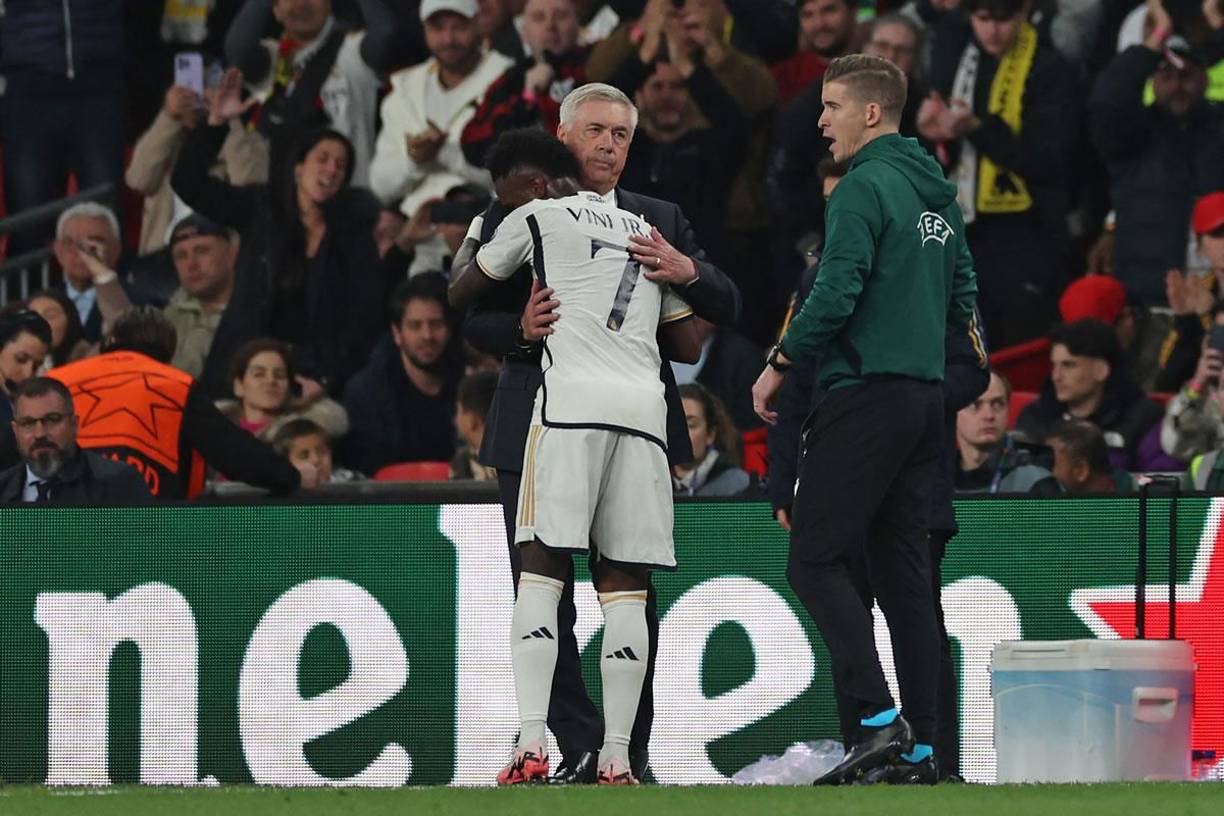 Carlo Ancelotti también le dio un cariñoso abrazo a Vinicius, autor de uno de los goles para el triunfo del Real Madrid en la final de la Champions.