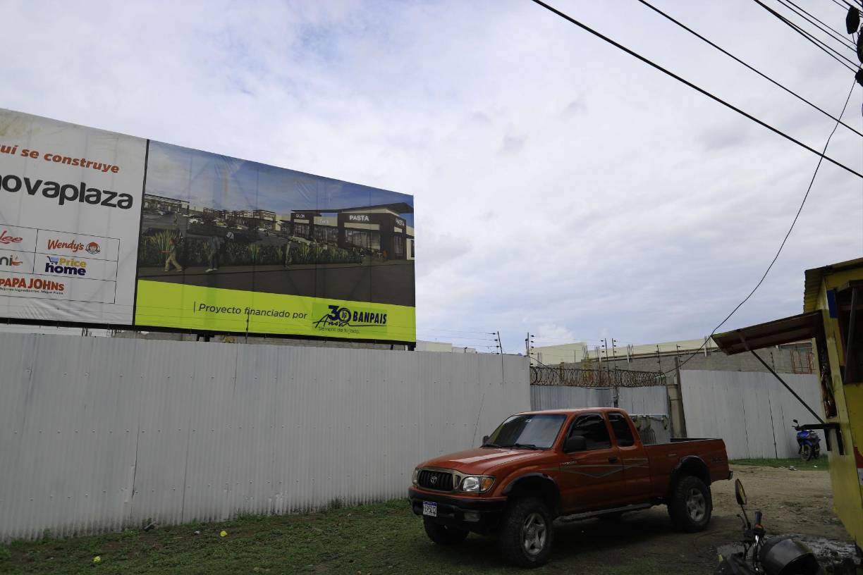 En la 33 calle luego de la ampliación a cuatro carriles surgieron nuevas plantas de manufactura, ofibodegas y plazas comerciales. 